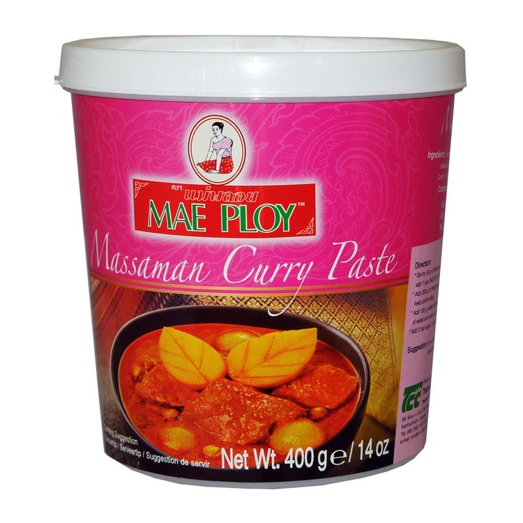 Massaman currypasta från Mae Ploy är en klassisk Thailändsk currypasta med röd chili som bas. Den är gjord utan tillsatser av MSG, konserveringsmedel eller konstgjorda färgämnen, vilket gör den till e