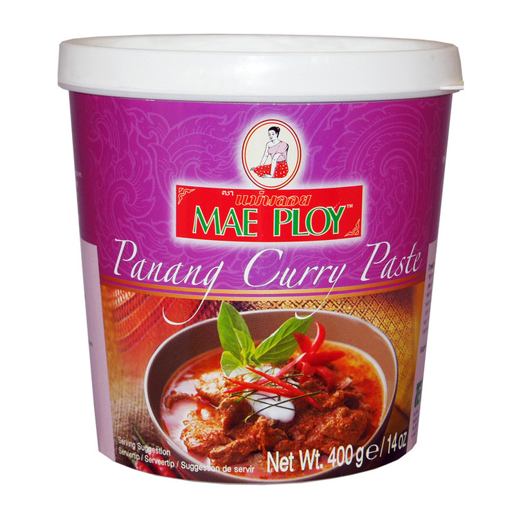 Mae Ploy Panang Currypasta är den perfekta blandningen av smak och kryddighet. Denna aromatiska och heta pastan är ett utmärkt tillskott till din matlagning. Den har en rik smak som kommer att fylla d