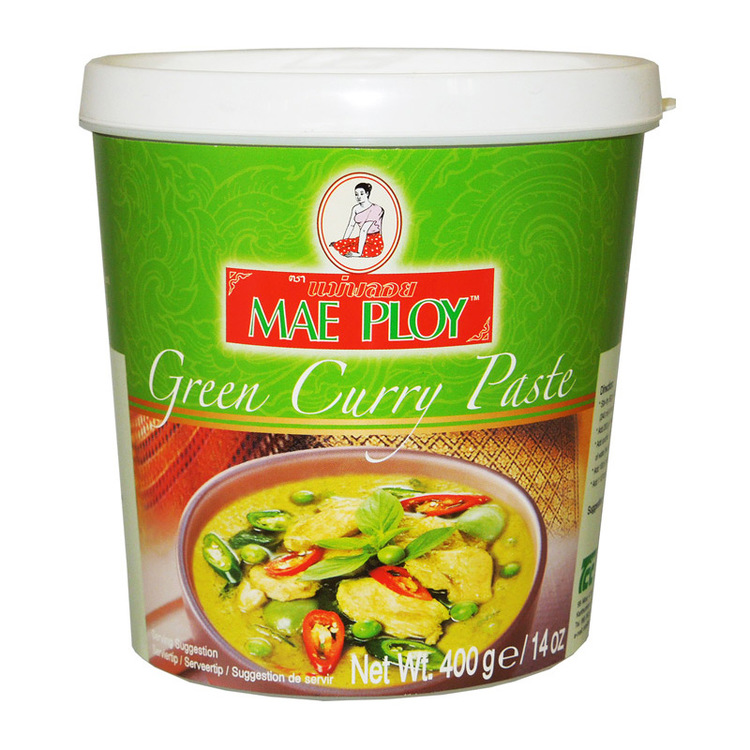 Grön currypasta från Mae Ploy. Klassisk Thailändsk currypasta med grön chili som bas. Grön currypasta för thailändsk tvist i grytor gjord på rena och naturliga smaker och kryddor. Pastan är aromatisk 