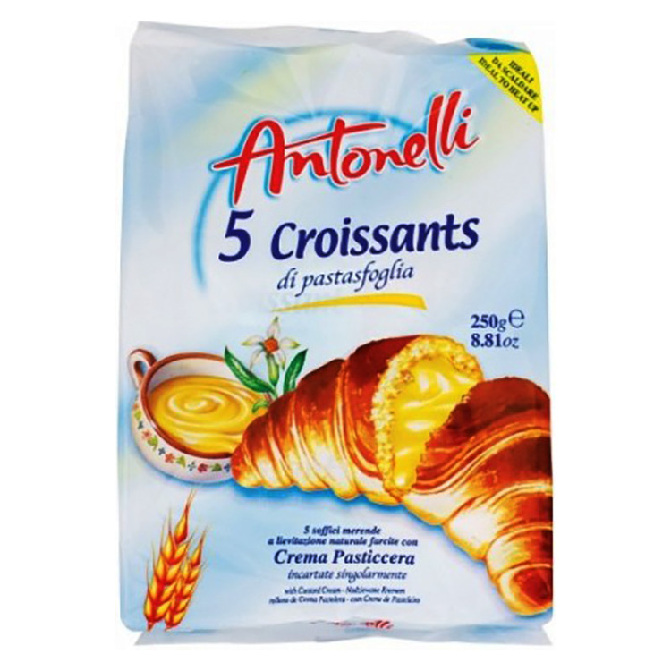 Croissant fyllda med grädde produceras i ugn och svalnar naturligt.