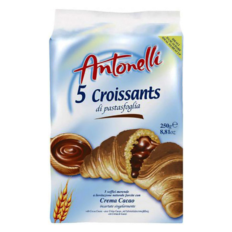Croissant med kakaokräm fyllning produceras i ugn och svalnar naturligt.