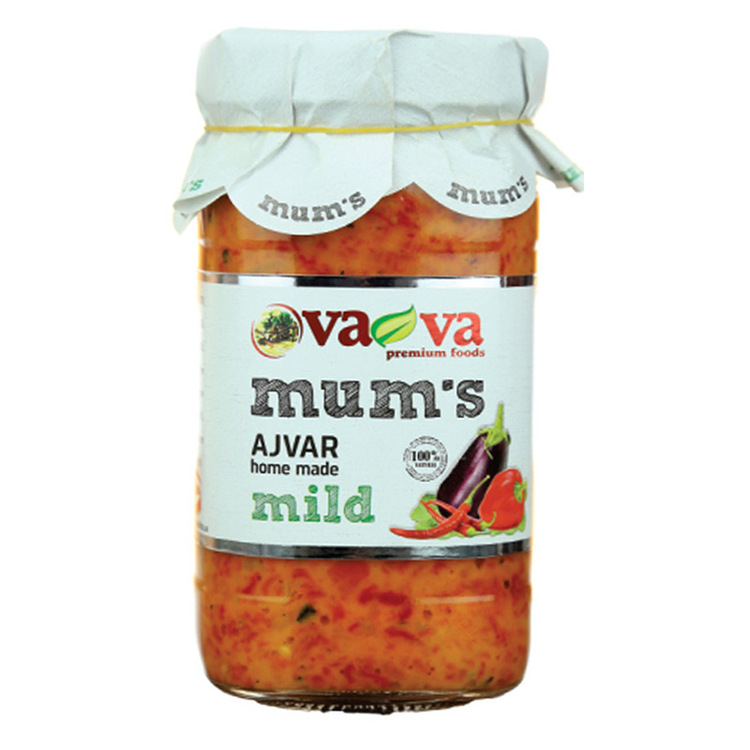 Mum's ajvar med mild smak. Ajvar är en röra med ursprung i Balkanländerna, och som görs framförallt av paprika, rostade auberginer, matolja och salt. I Balkan används ajvar ofta som pålägg på bröd, so