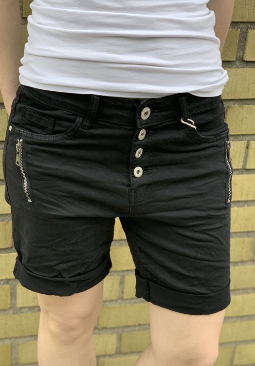svarta shorts med dragkedja vid fickan