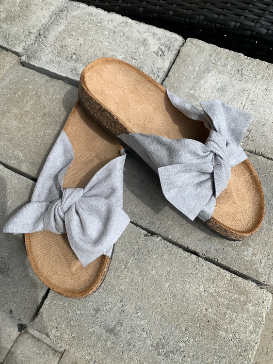 Sandal med roset i ljusgrå