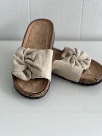 Beige Sandal med knut