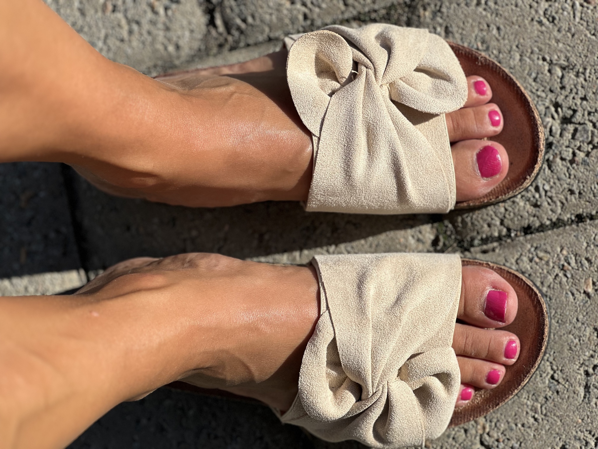 Sandal med roset i sand