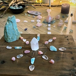 Altare i trä för kristaller & annat magiskt (small)