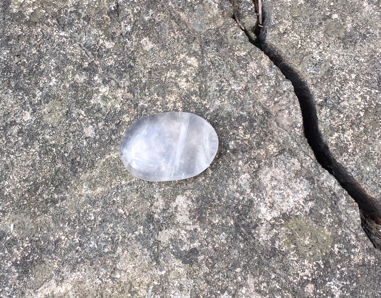 No worry stone - Bergskristall, andlig kraft
