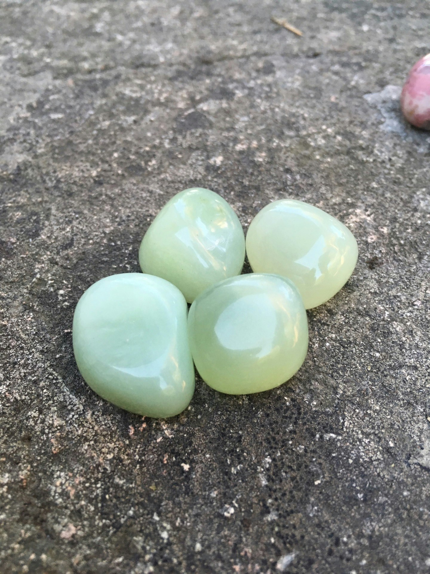 Ny Jade, grön, trumlad - Kalcit - Kristaller & Spirituella ting