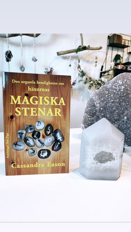 Den urgamla hemligheten om häxornas magiska stenar, bok