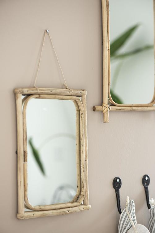 Spegel med kanter av bambu