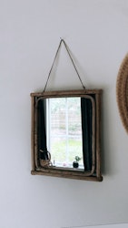 Spegel med kanter av bambu