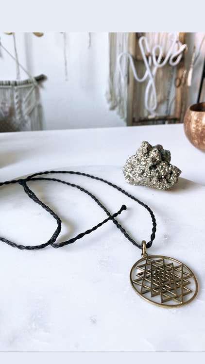 Sri Yantra halsband på makramé