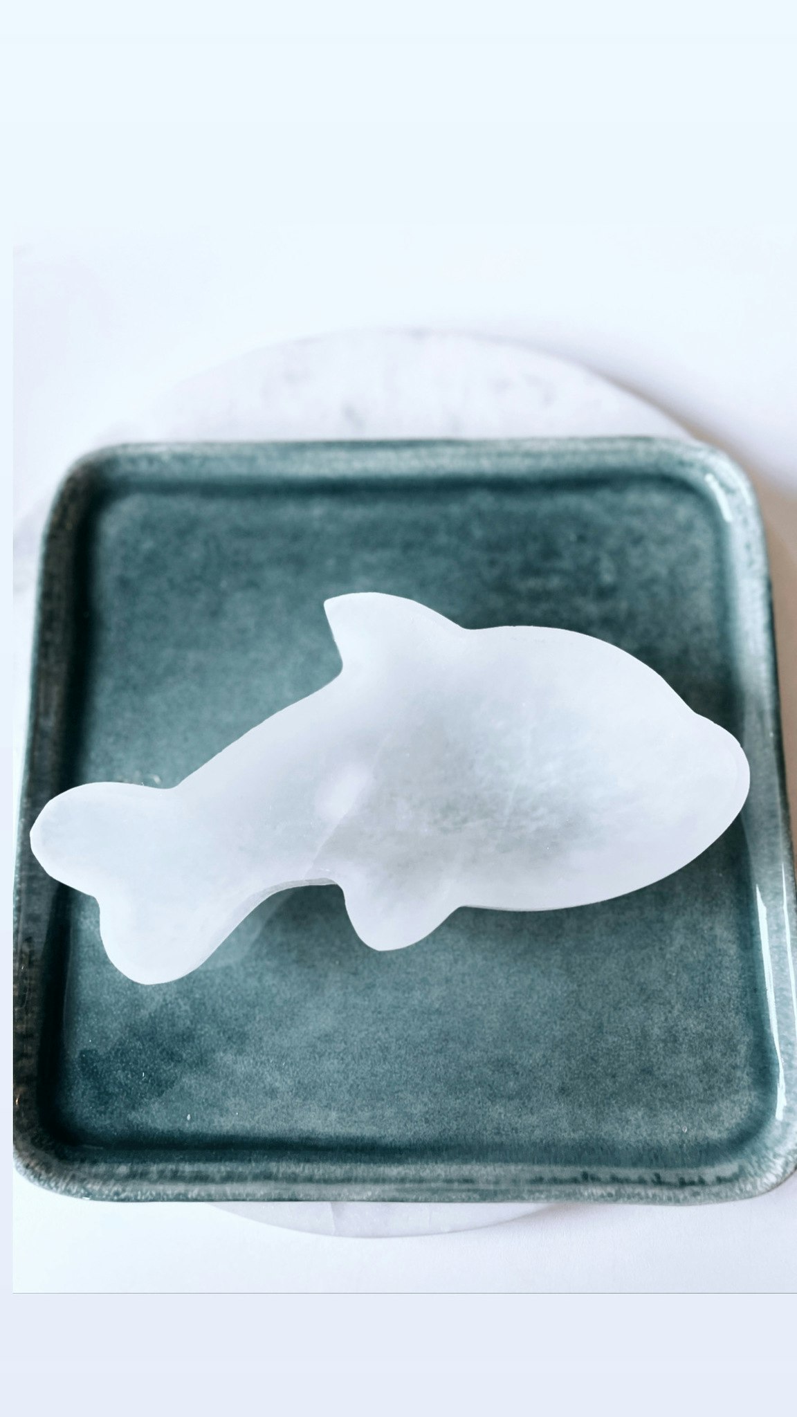 Selenit, skål i form av delfin