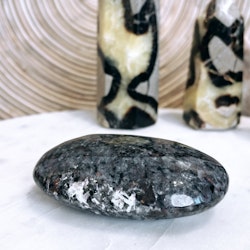Yooperlite, glowing stone, palmstone