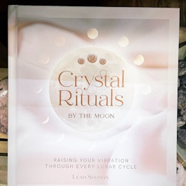 Crystal rituals by the moon, bok