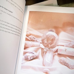 Crystal Rituals by the Moon av Leah Shoman