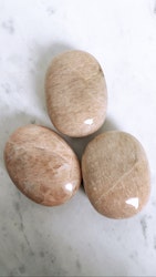 Persikomånsten / Peach moonstone, palmstone