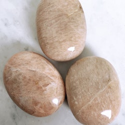 Persikomånsten / Peach moonstone, palmstone