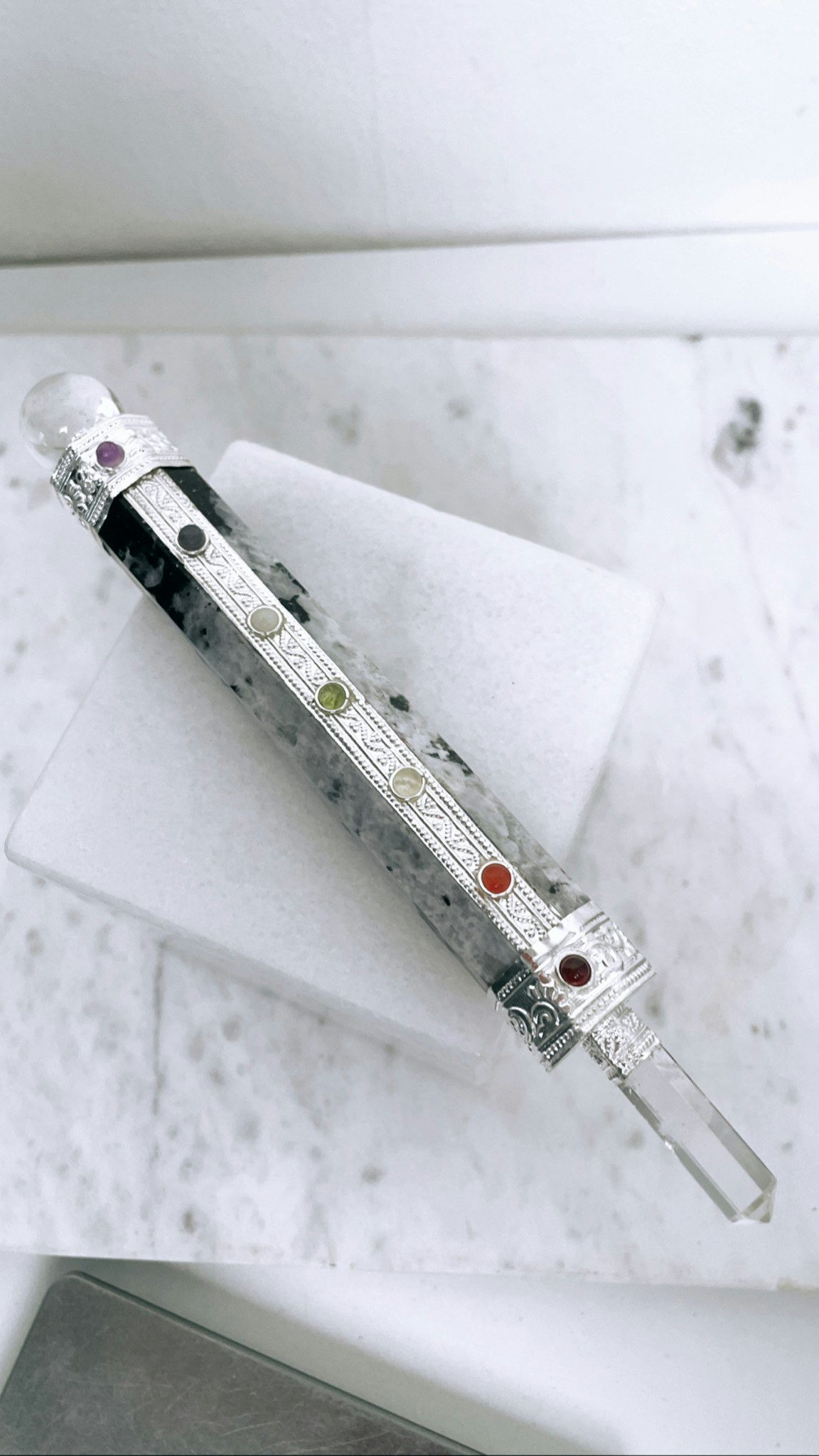 Regnbågsmånsten, chakra wand 19 cm