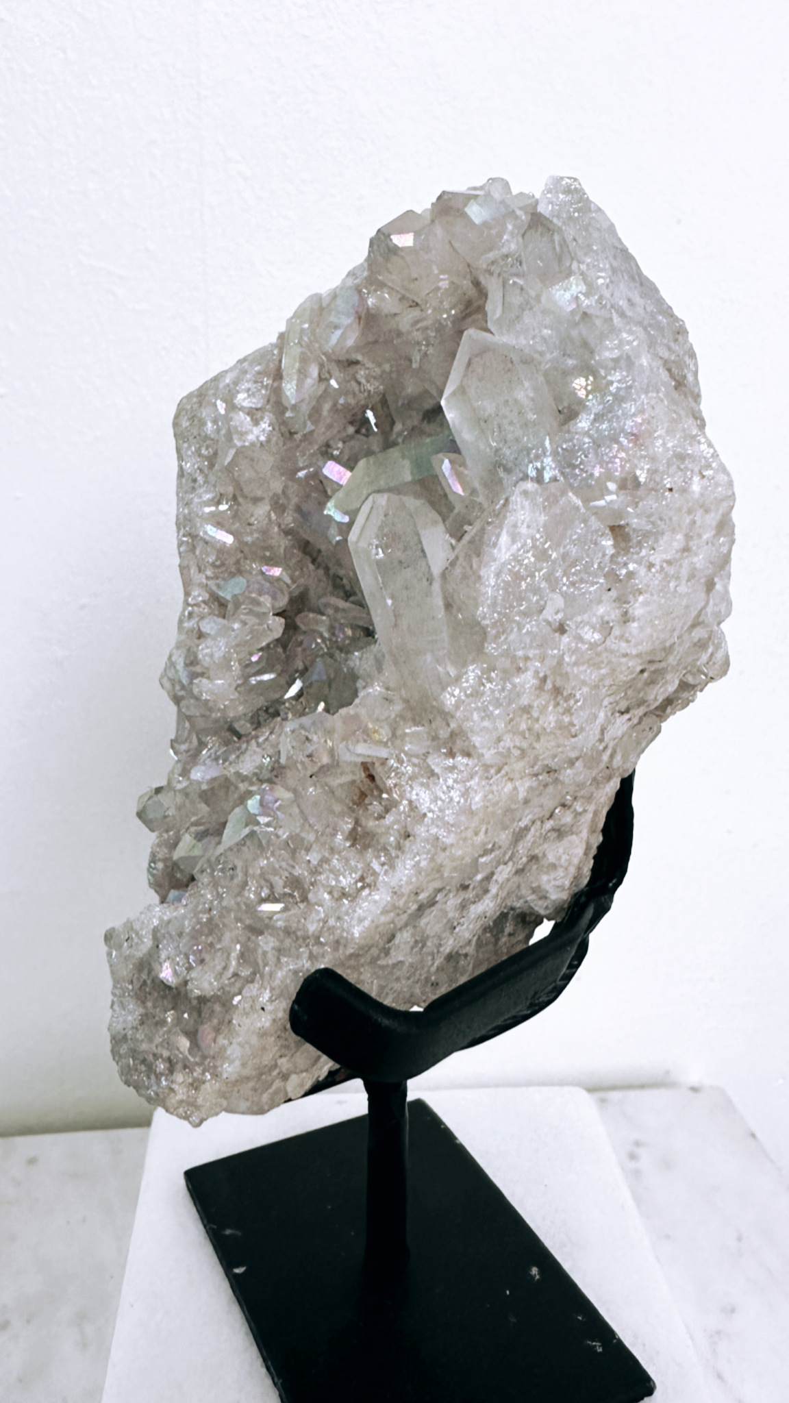 Bergkristall med aura, kluster på ställning