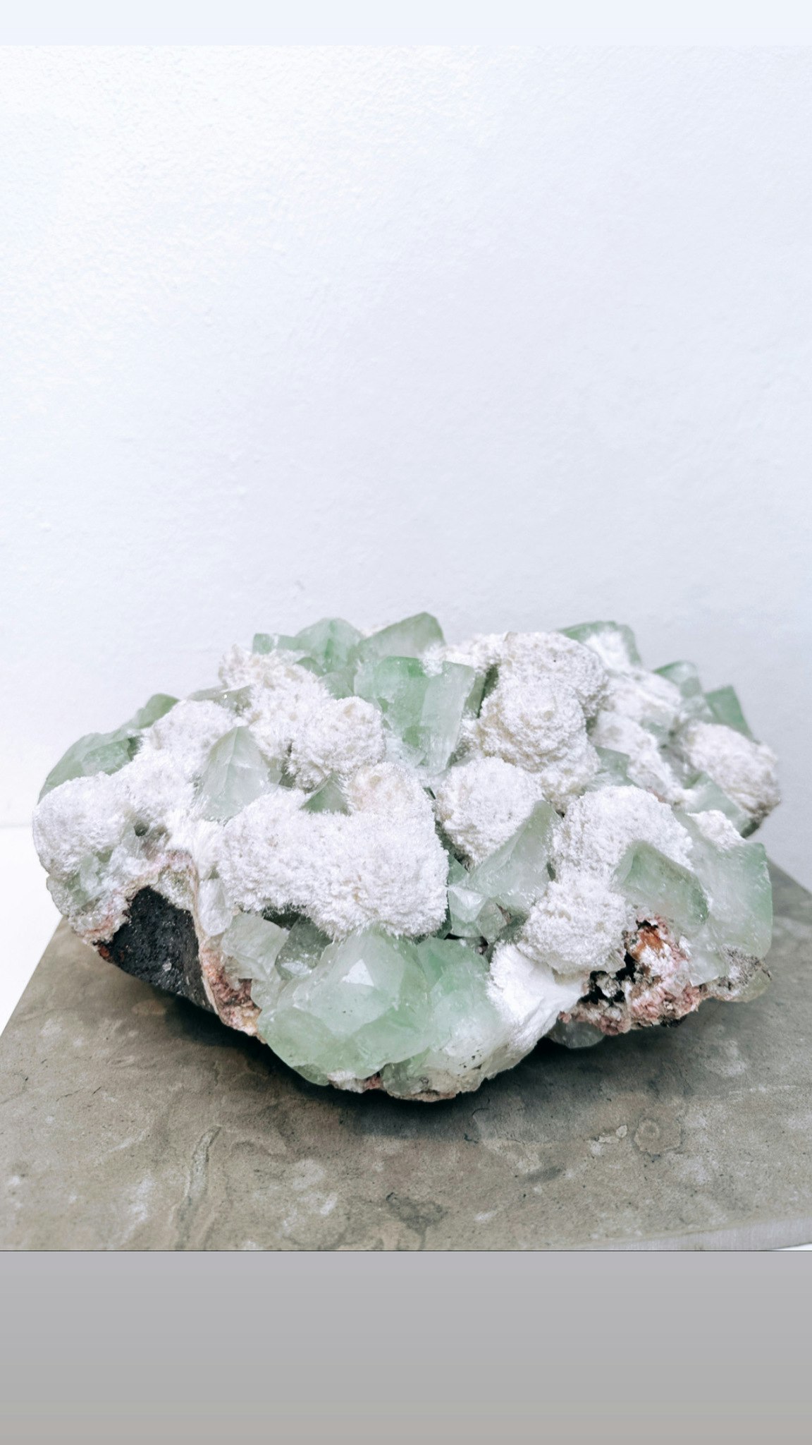 Grön Apofyllit med gryolite, kluster 6,9 kg