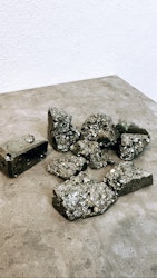 Pyrit, små kluster, delvis polerade