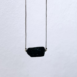 Halsband med rå svart turmalin & guldpärlor