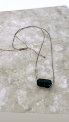 Halsband med rå svart turmalin & silverpärlor