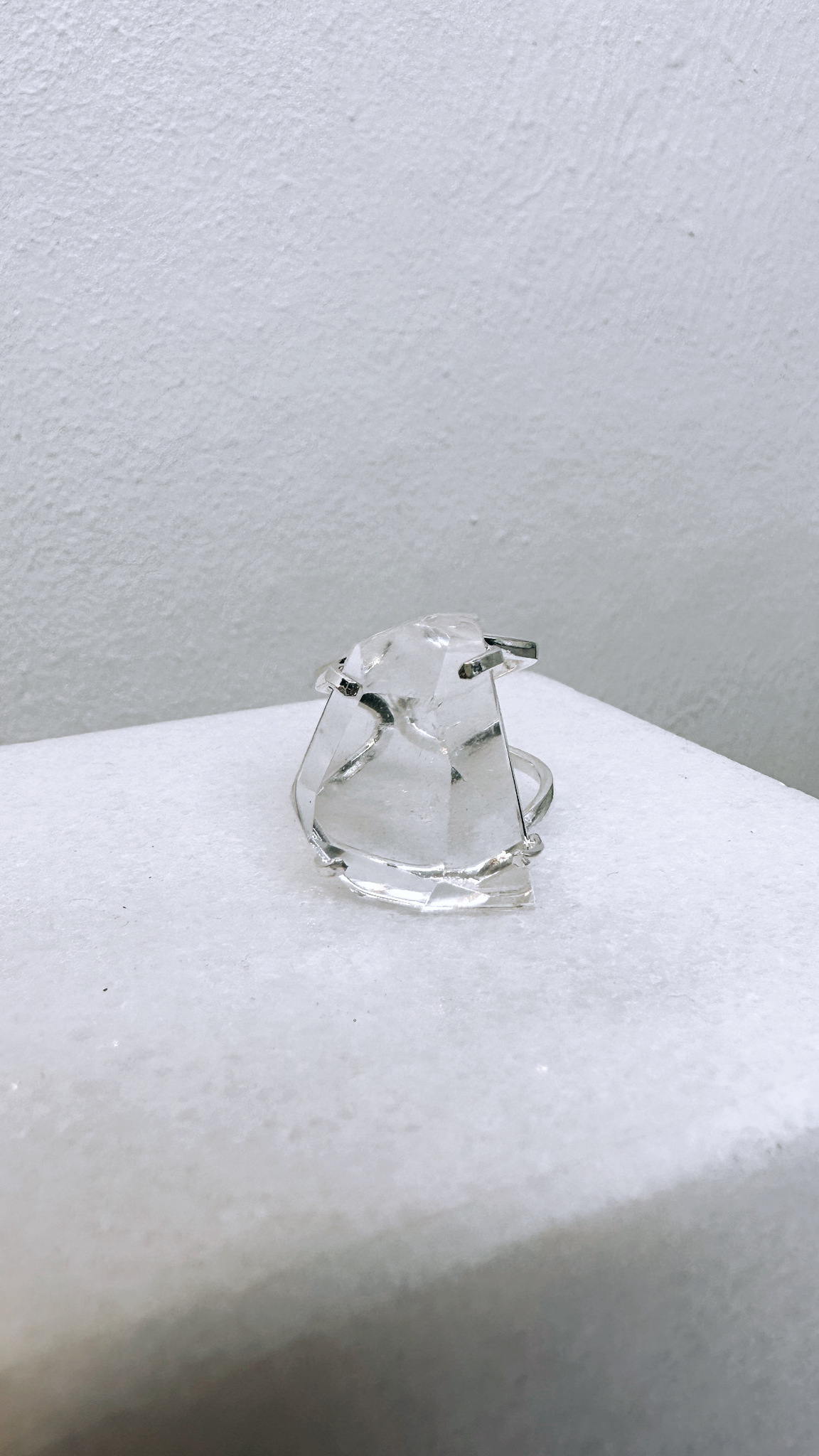 Justerbar ring i silver med en Bergkristall på