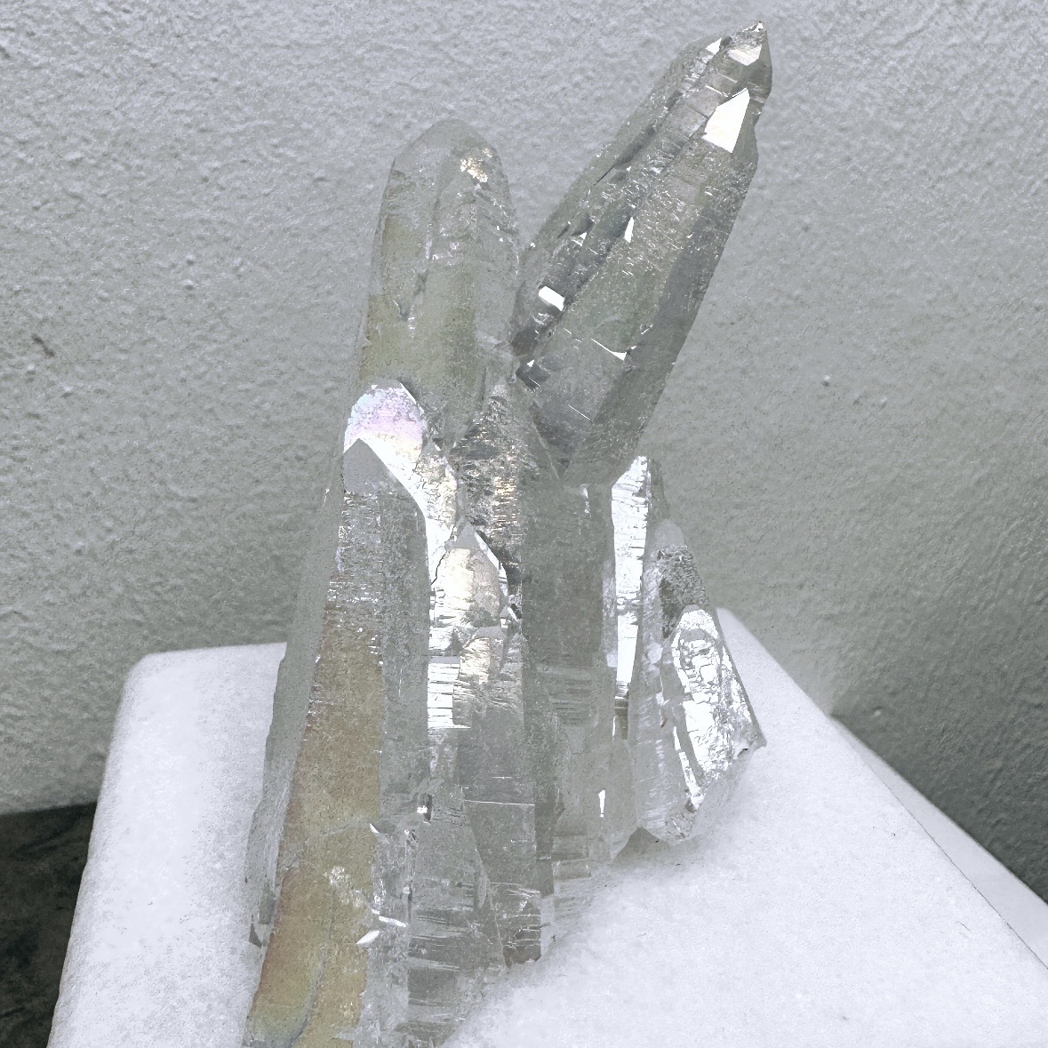 Spetsigt kluster i Bergkristall