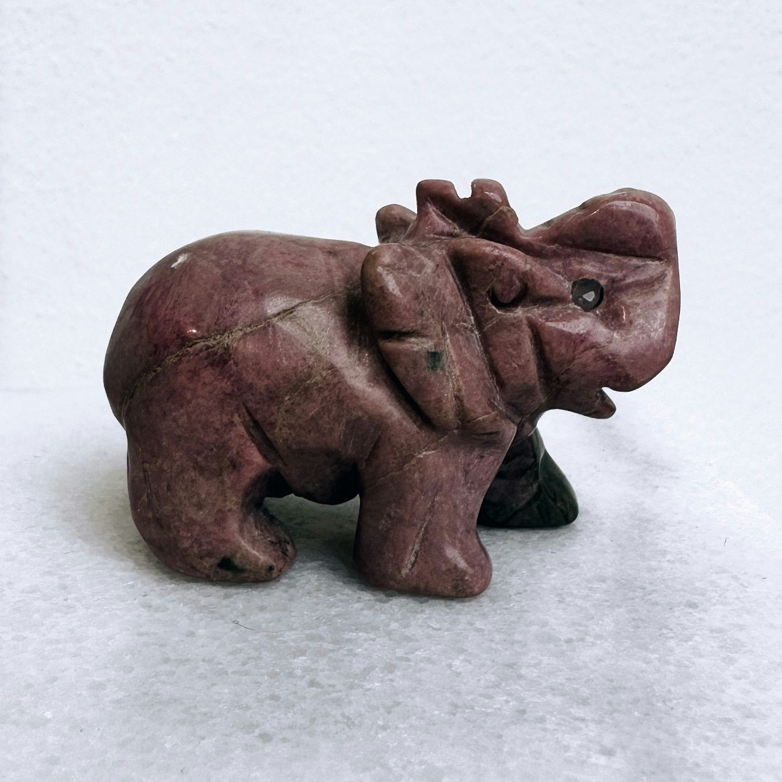 Elefant i Rodonit, stenen som balanserar yin & yang, främjar harmoni och kärlek