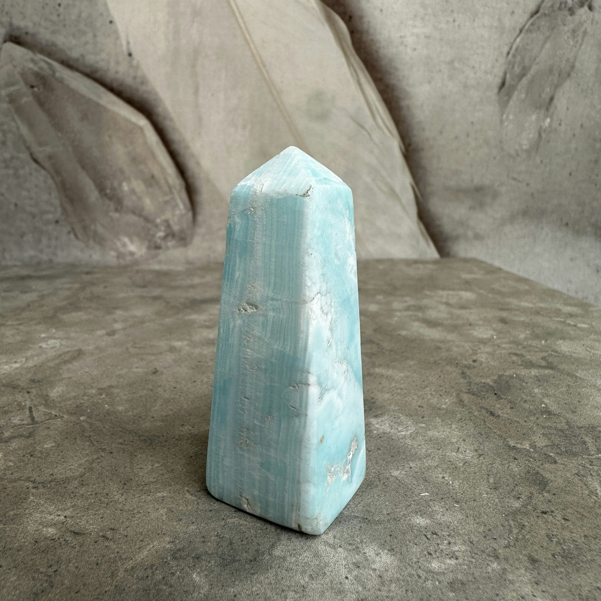 Torn i Karibisk Blå Kalcit, stenen för självmedvetande och lugn