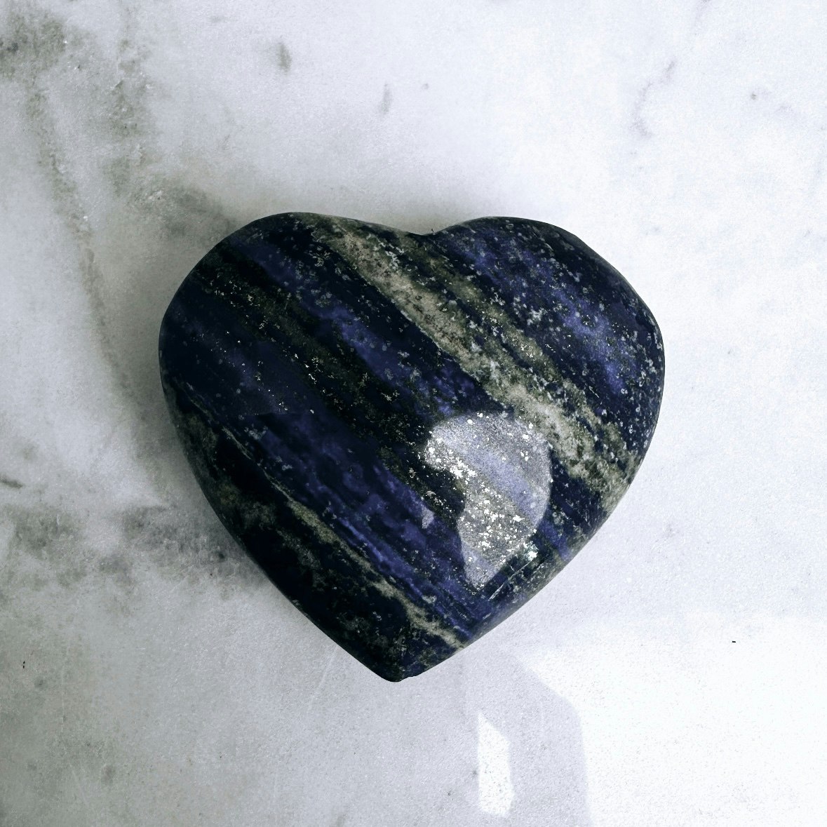 Hjärta i Lapis Lazuli, stenen för vitalitet och visdom