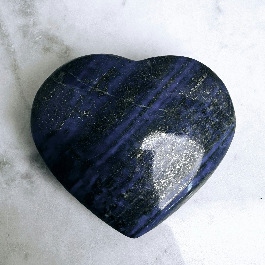 Hjärta i Lapis Lazuli, stenen för vitalitet och visdom