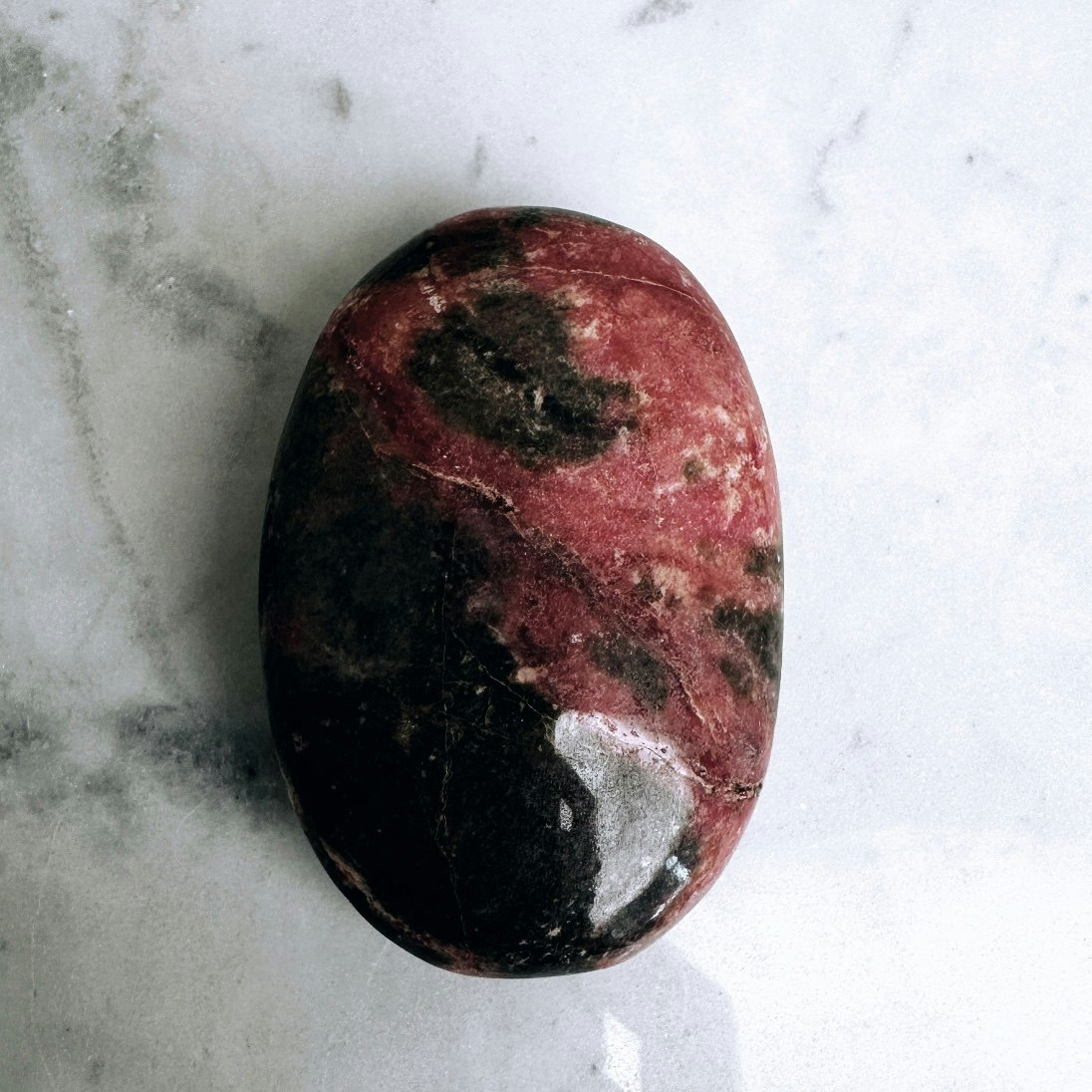 Palmstone i Rodonit, stenen som balanserar yin & yang, främjar harmoni och kärlek