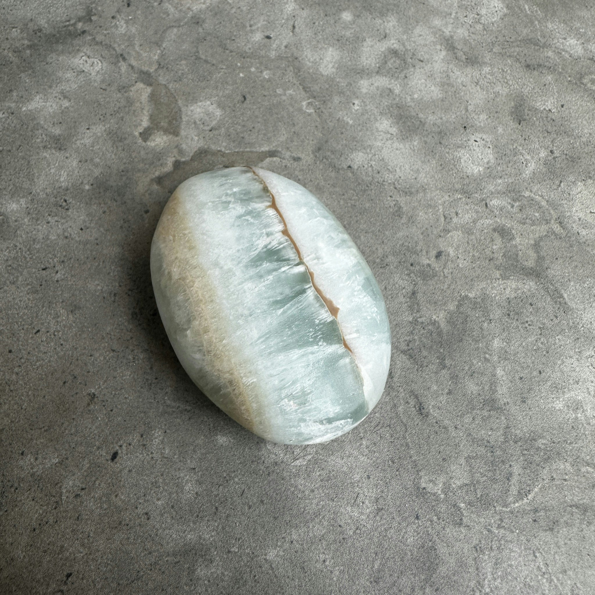 Karibisk Blå Kalcit, palmstone (E)