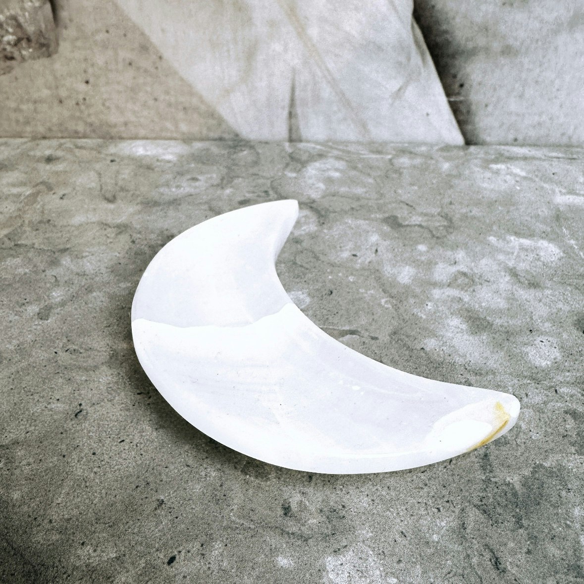 Skål i form av en måne, gjord av vacker Vit Kalcit
