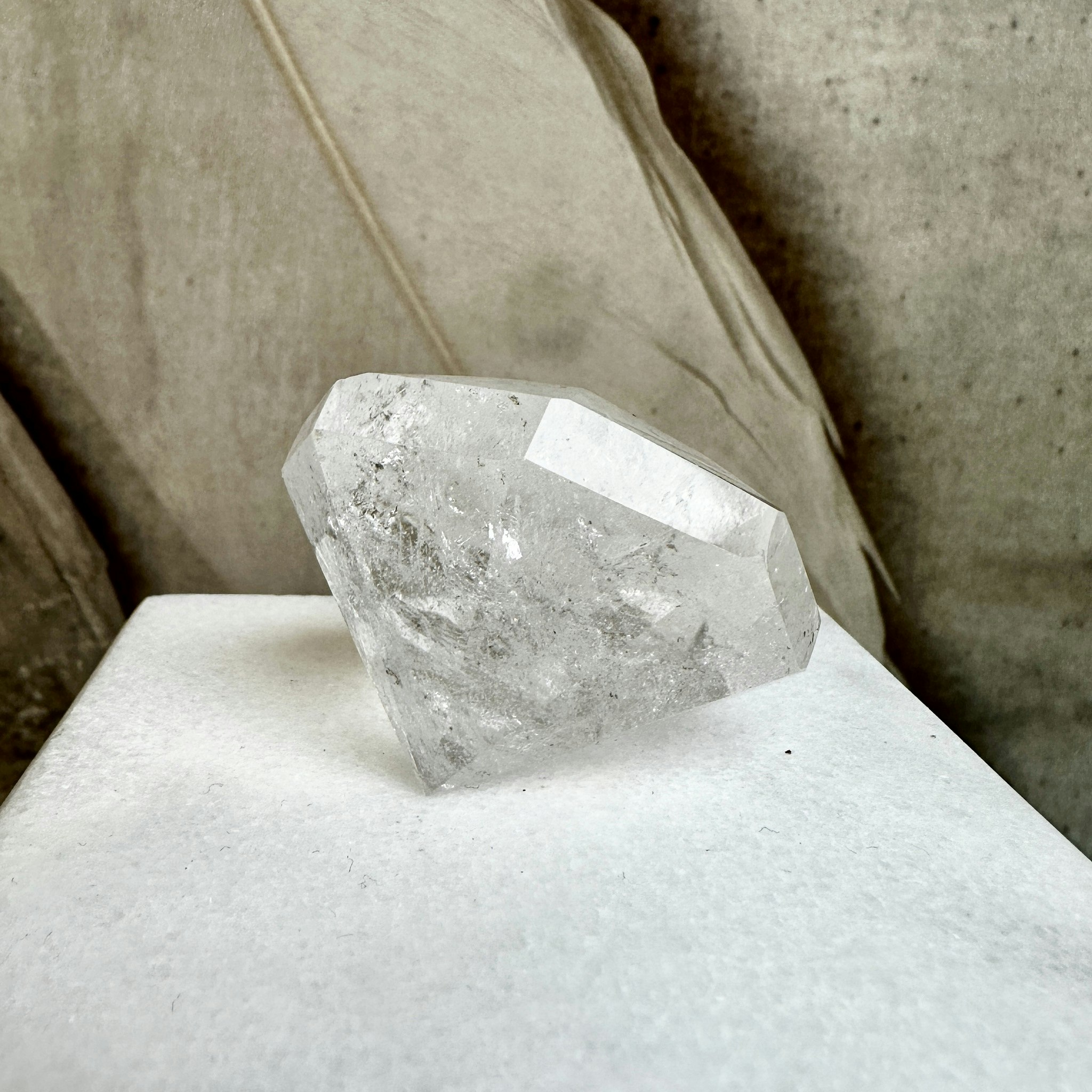 Bergkristall, diamant lite naggad på ena sidan