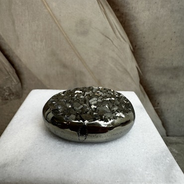 Pyrit, palmstone med kluster (A)