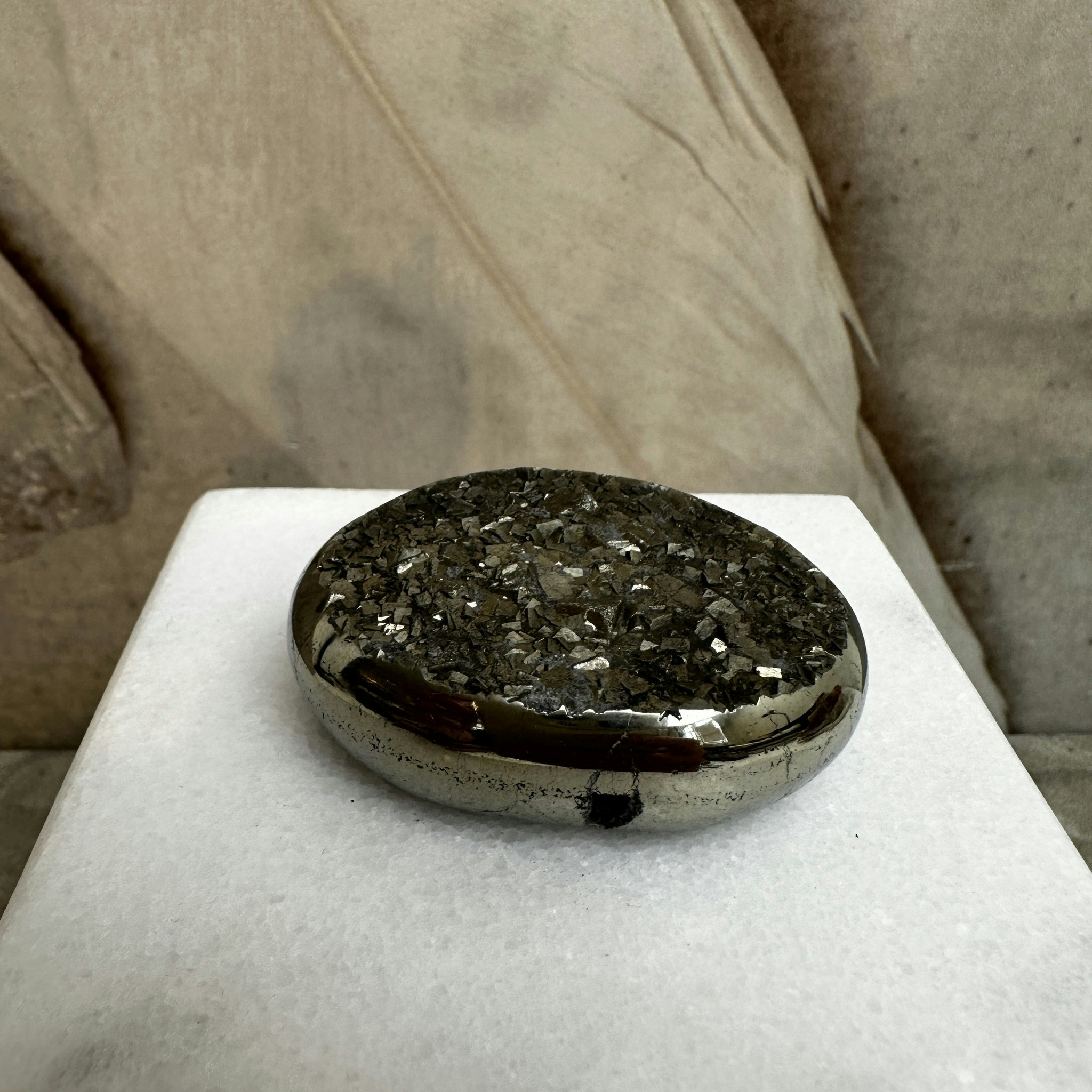 Pyrit, palmstone med kluster (A)