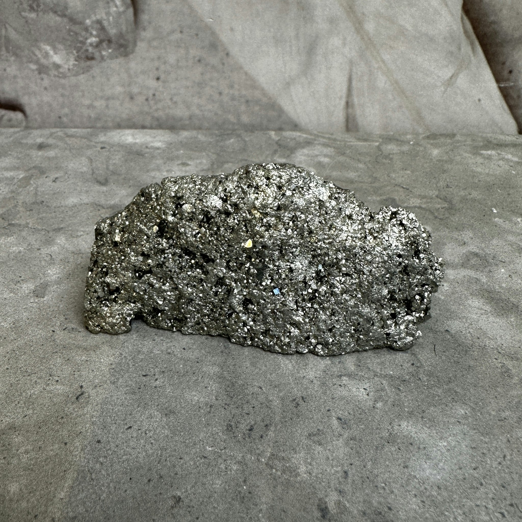 Pyrit, kluster delvis polerad (B)