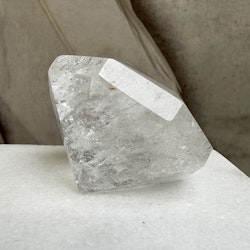 Bergkristall, diamant (B) lite naggad på ena sidan