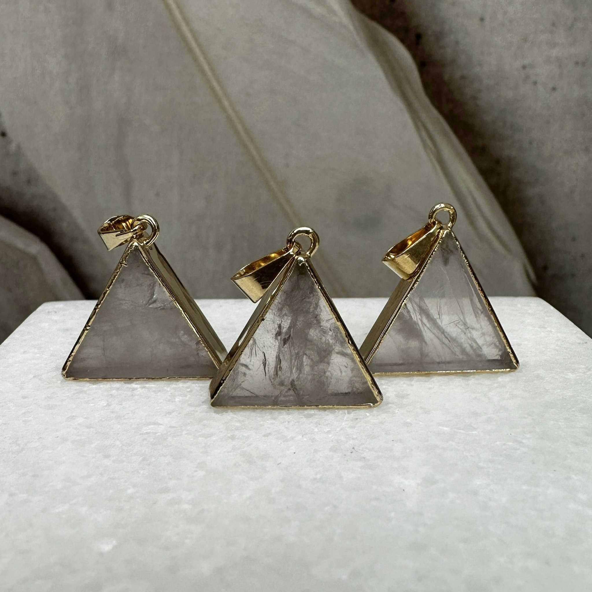 Rosenkvarts, triangelhänge guld