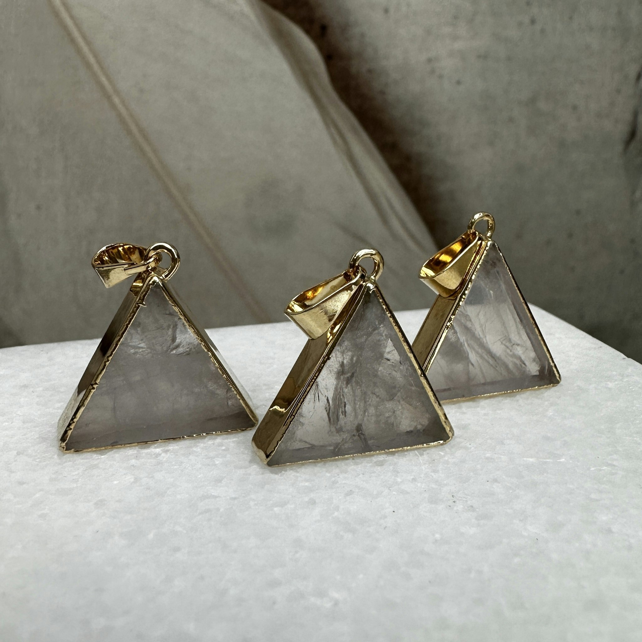 Rosenkvarts, triangelhänge guld