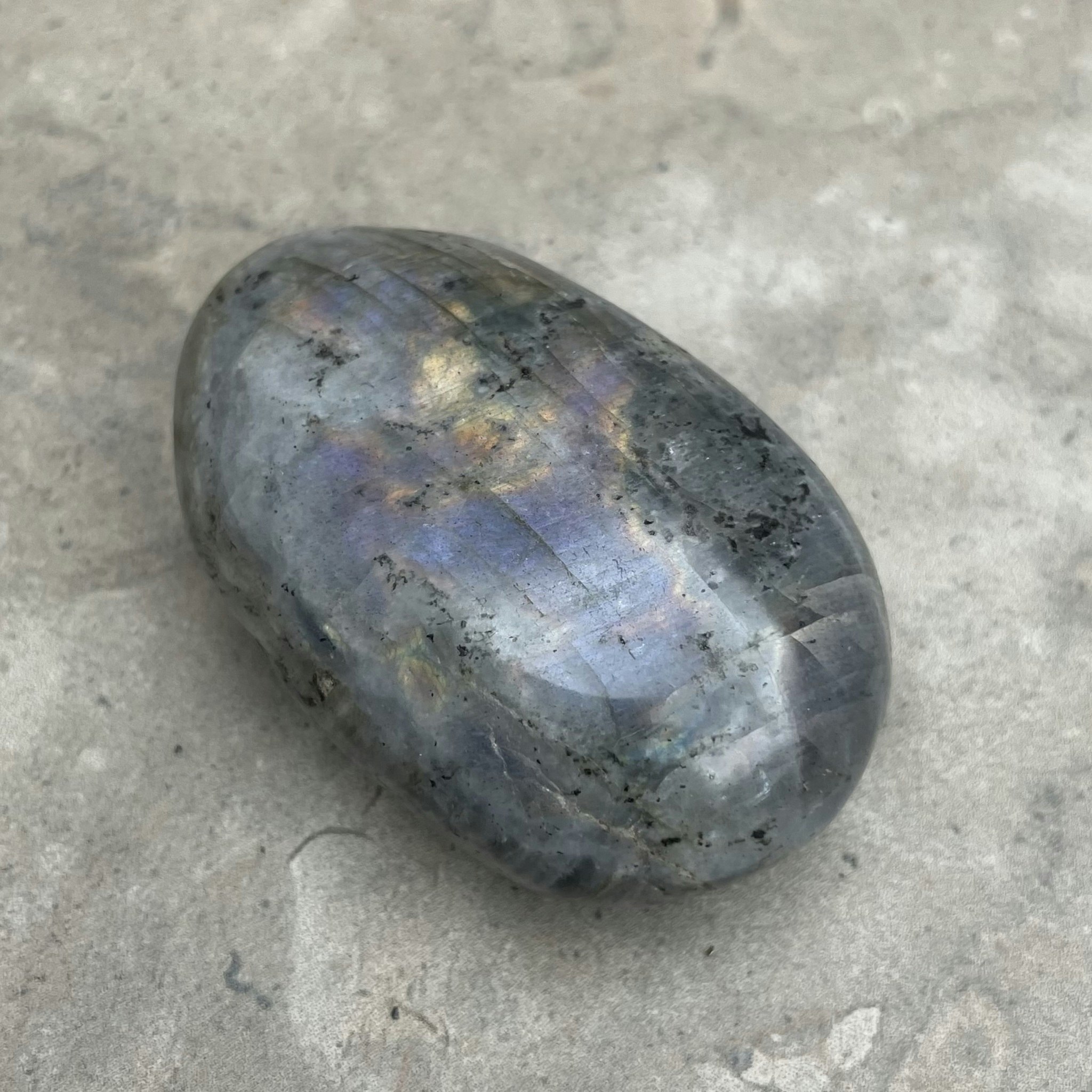 Labradorit, palmstone (K1)