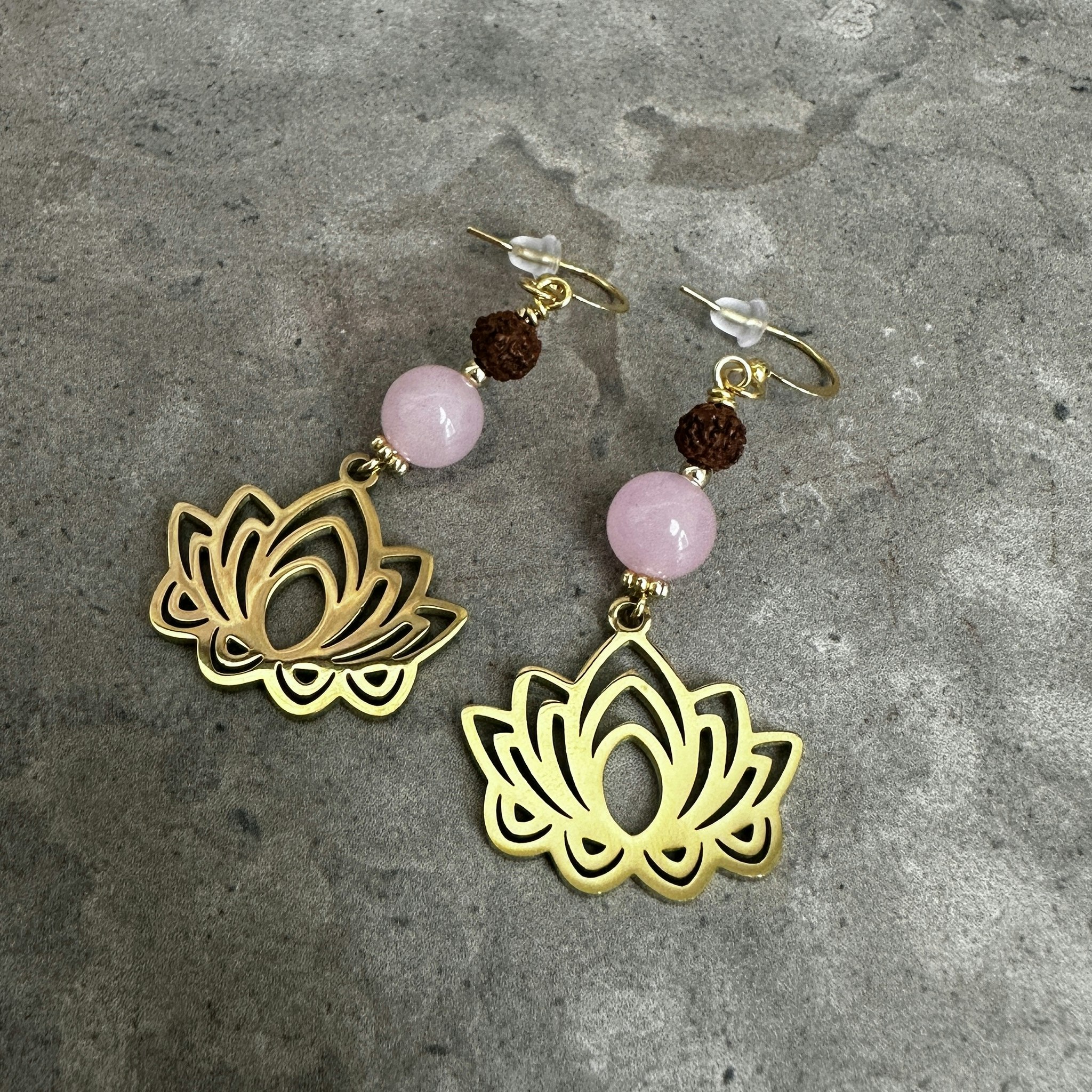 Lotusblomma Rudraksha & Rosenkvarts, örhängen guld