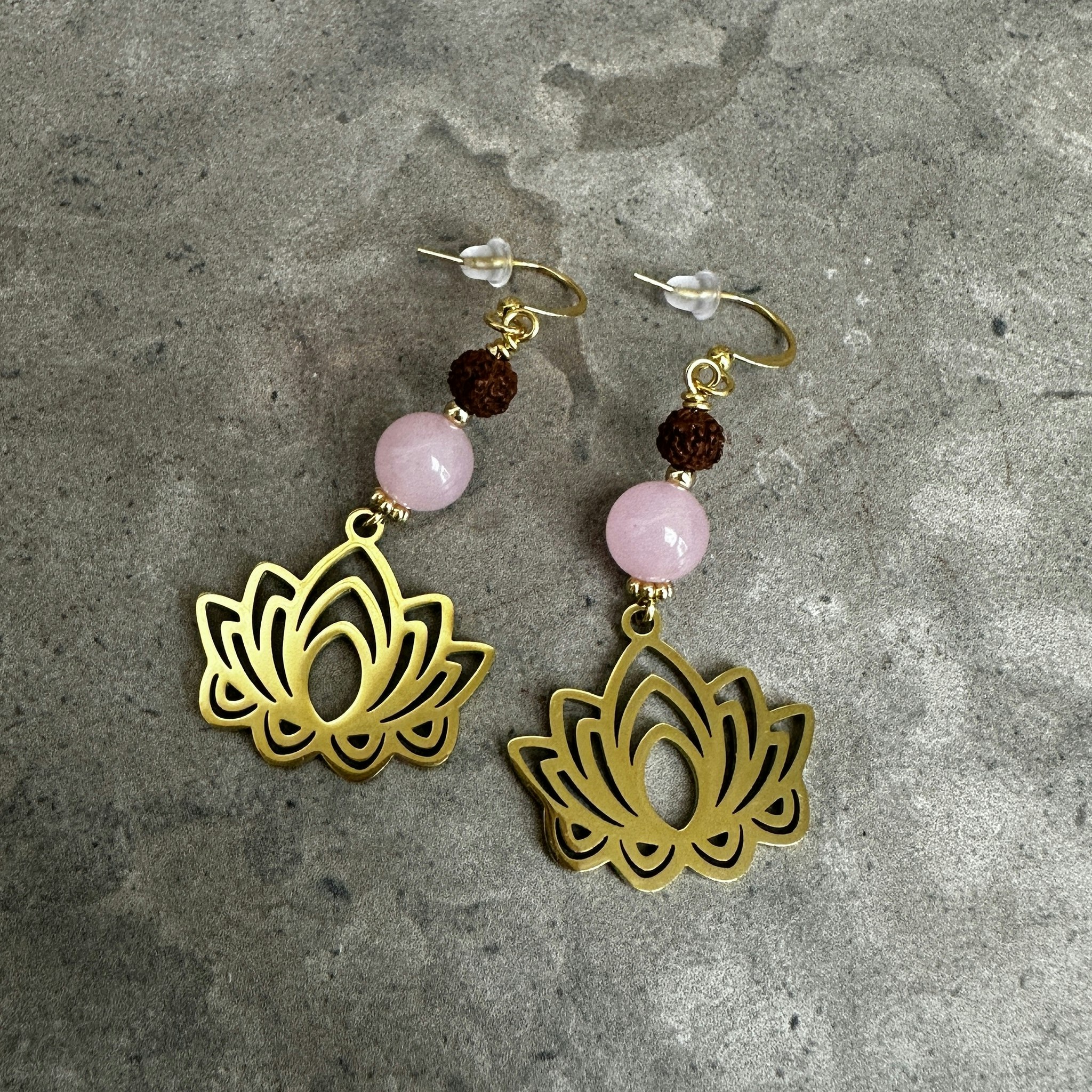 Lotusblomma Rudraksha & Rosenkvarts, örhängen guld