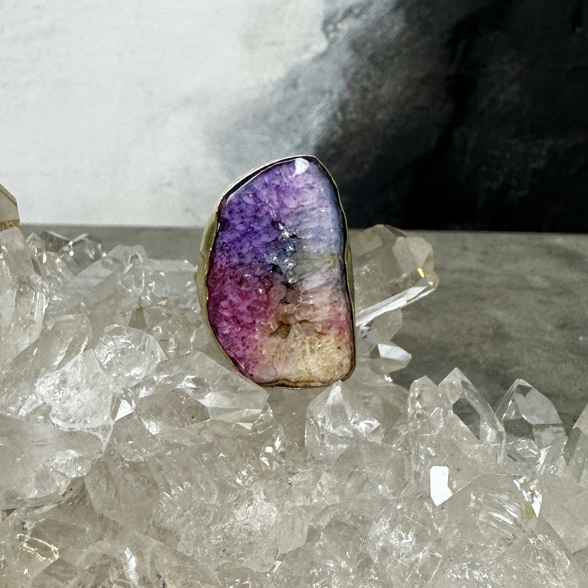Boho ring med agat i mässing, regnbågsfärgad (B)