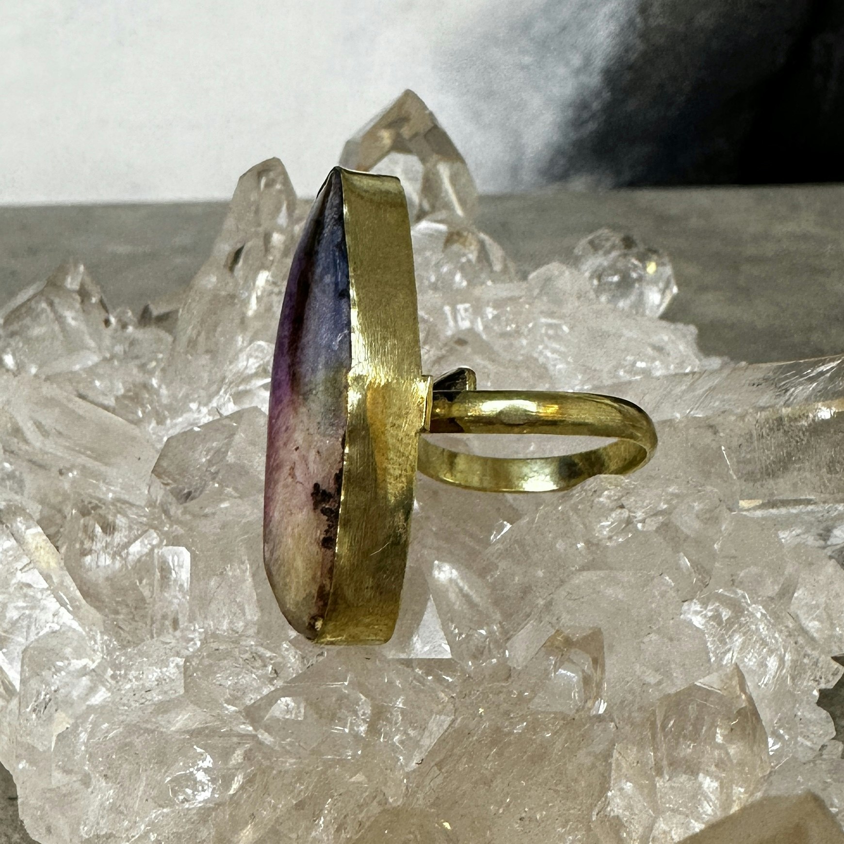 Boho ring med agat i mässing, regnbågsfärgad (E)